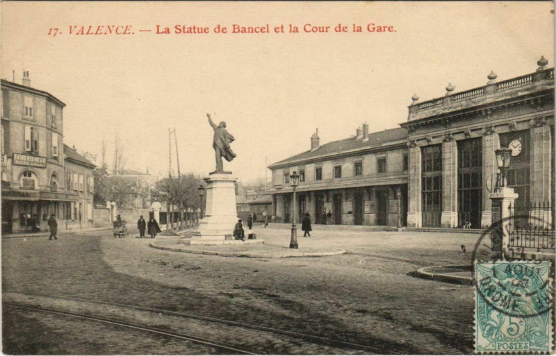 Carte postale ancienne Valence Statue de Bancel et la Cour de la Gare France à Valence