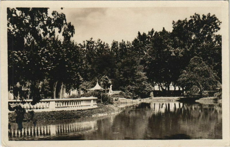Carte postale ancienne Montelimar Jardin Public et la Terrasse France à Montélimar