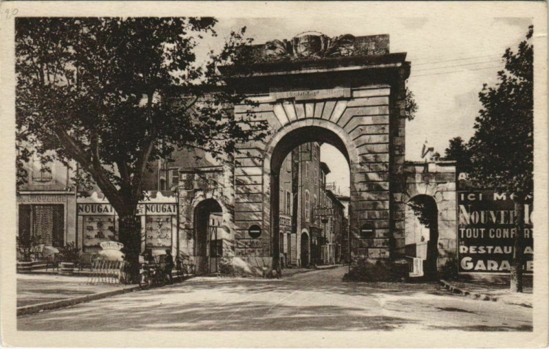 Carte postale ancienne Montelimar La Porte Saint-Martin France à Montélimar