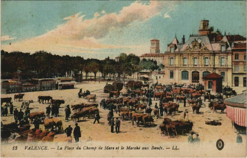 Carte postale ancienne Valence Place du Champ de Mars et Marche aux Boeufs France à Valence