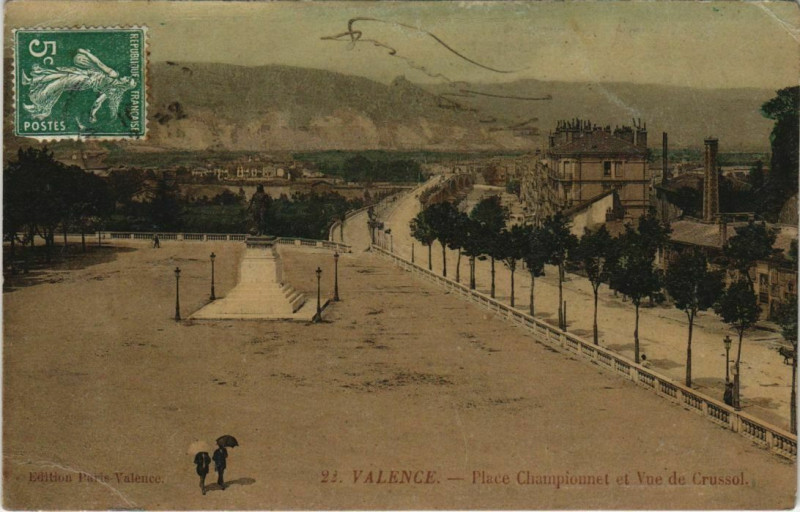 Carte postale ancienne Valence Place Championnet et vue de Crussol France à Valence
