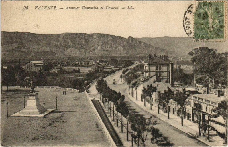 Carte postale ancienne Valence Avenues Gambetta et Crussol France à Valence