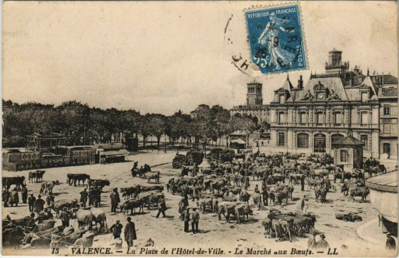 Carte postale ancienne Valence Place de l'Hotel de Ville ,Marche aux Boeufs France à Valence