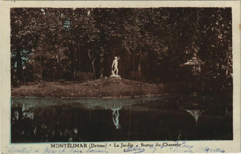 Carte postale ancienne Montelimar Le Jardin ,Statue du Chasseur France à Montélimar