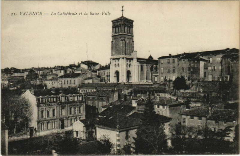 Carte postale ancienne Valence La Cathedrale et la Basse Ville France à Valence