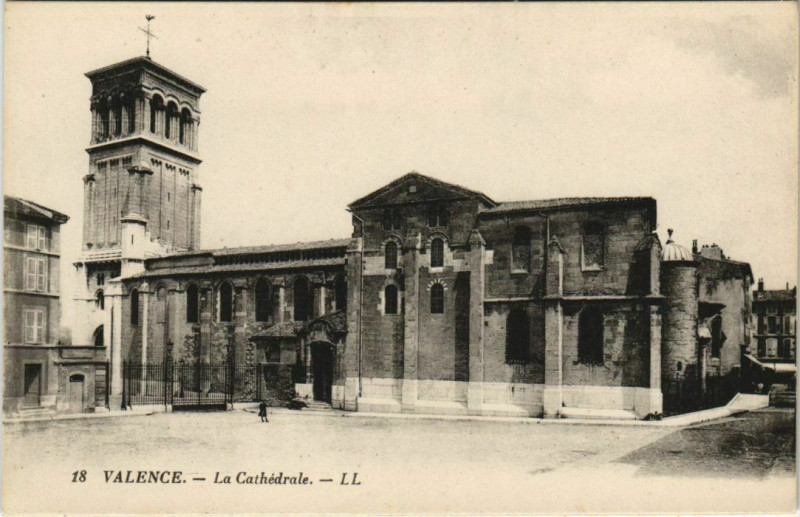Carte postale ancienne Valence La Cathedrale France à Valence
