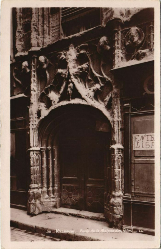 Carte postale ancienne Valence Porte de la Maison des Tetes France à Valence