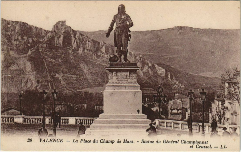 Carte postale ancienne Valence Place du Champ deMars ,Statue General Championnet France à Valence