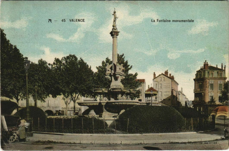 Carte postale ancienne Valence Fontaine Monumentale France à Valence