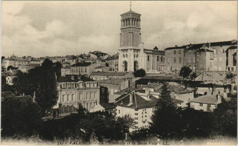Carte postale ancienne Valence La Cathedrale et la Basse Ville France à Valence