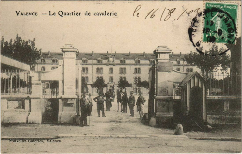 Carte postale ancienne Valence Quartier de cavalerie France à Valence