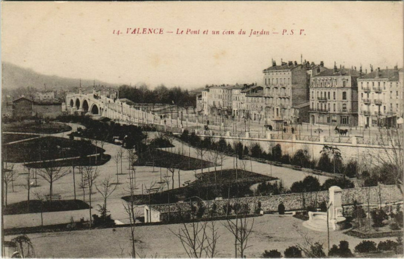 Carte postale ancienne Valence Le Pont et un coin du Jardin France à Valence