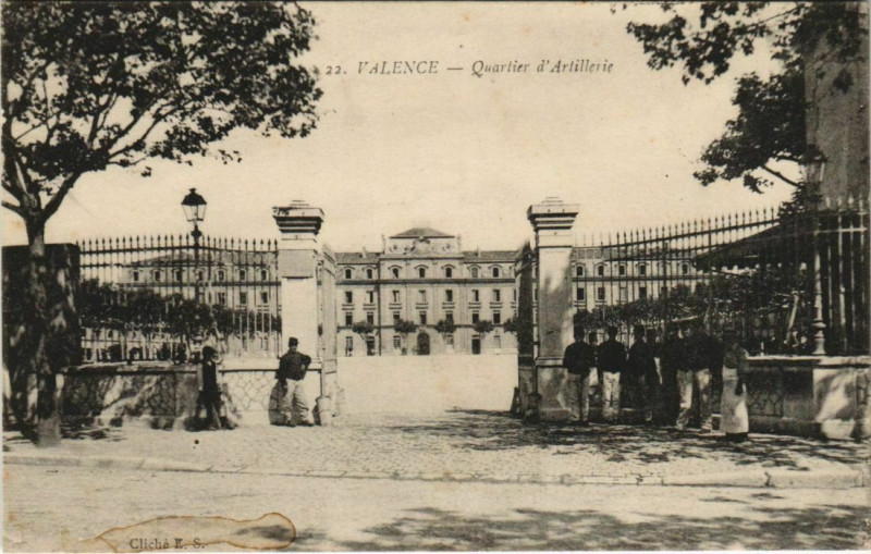 Carte postale ancienne Valence Quartier d'Artillerie France à Valence