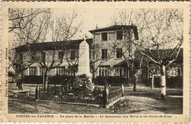 Carte postale ancienne Valence Monument aux Morts et ses ecoles de filles France à Valence