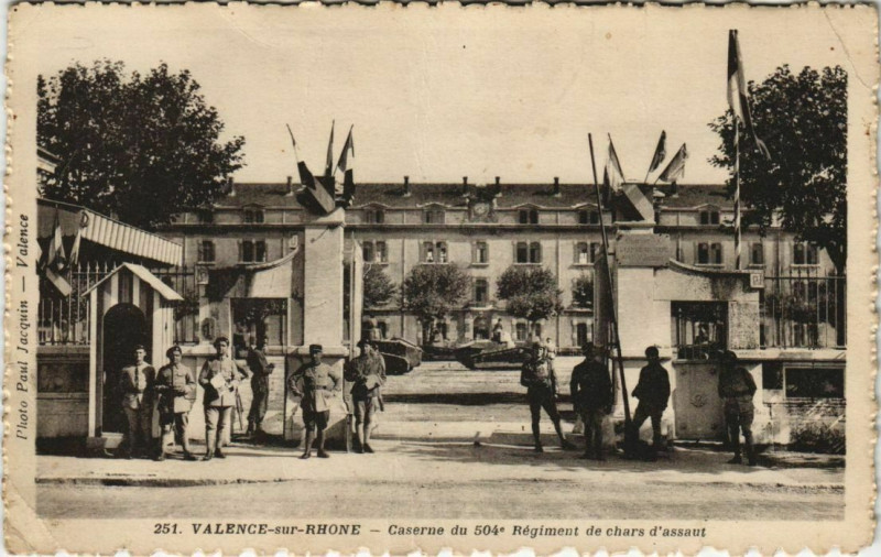Carte postale ancienne Valence Caserne du 504e Regiment de Chars d'assaut France à Valence