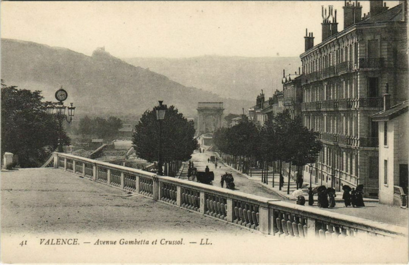 Carte postale ancienne Valence Avenue Gambetta et Crussol France à Valence