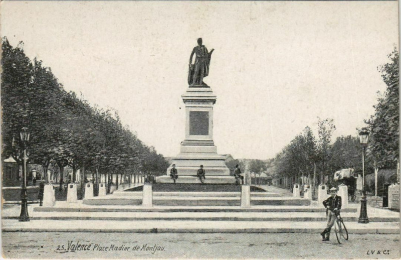 Carte postale ancienne Valence Place Madier de Montjau France à Valence