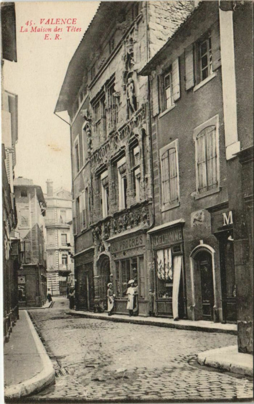 Carte postale ancienne Valence La Maison des Tetes France à Valence