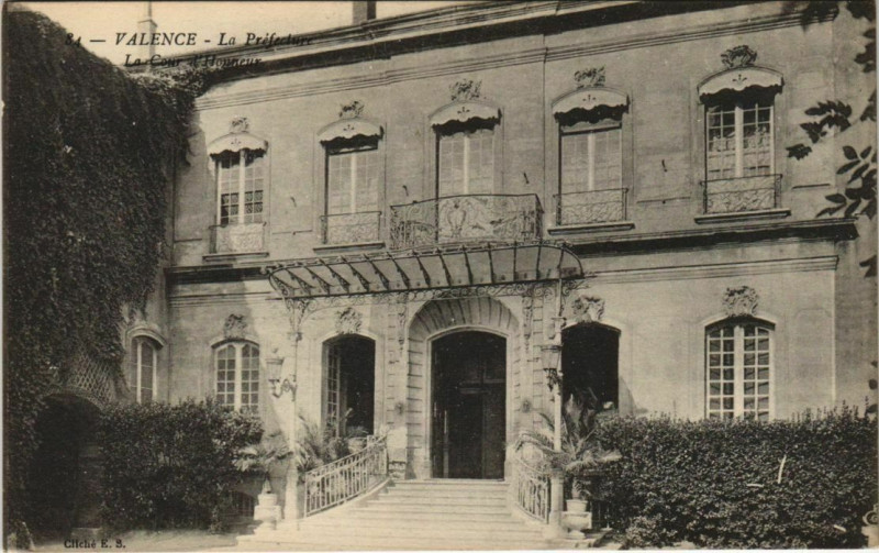 Carte postale ancienne Valence La Prefecture ,Cour d'HOnneur France à Valence