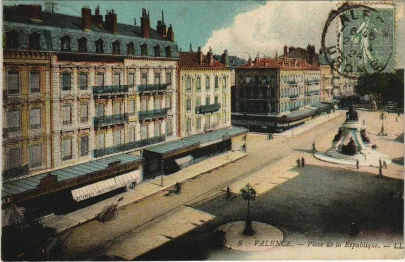 Carte postale ancienne Valence Place de la Republique France à Valence