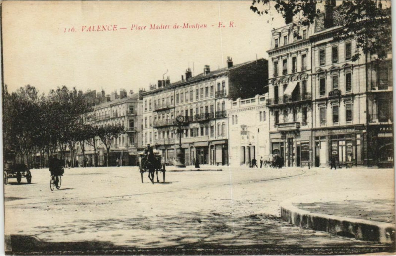 Carte postale ancienne Valence Place Madier de Montjau France à Valence