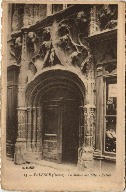 Carte postale ancienne Valence La Maison des Tetes ,Entree France à Valence