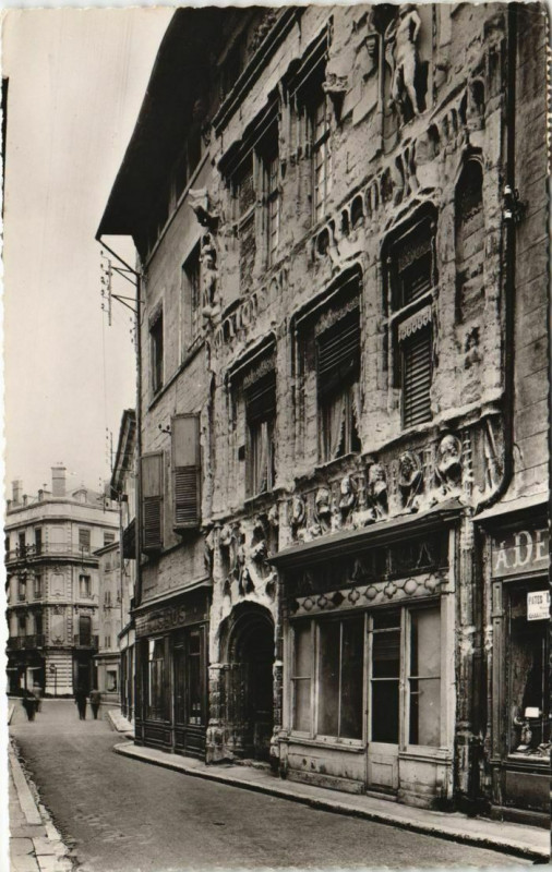 Carte postale ancienne Valence La Maison des Tetes France à Valence