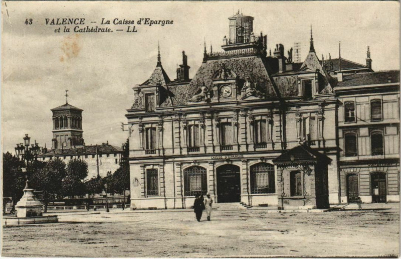 Carte postale ancienne Valence La Caisse d'Epargne et la Cathedrale France à Valence