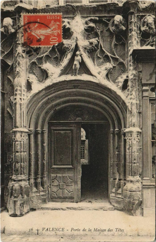 Carte postale ancienne Valence Porte de la Maison des Tetes France à Valence