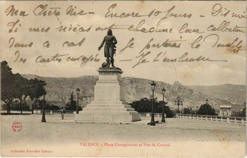 Carte postale ancienne Valence Place Championnet et vue de Crussol France à Valence