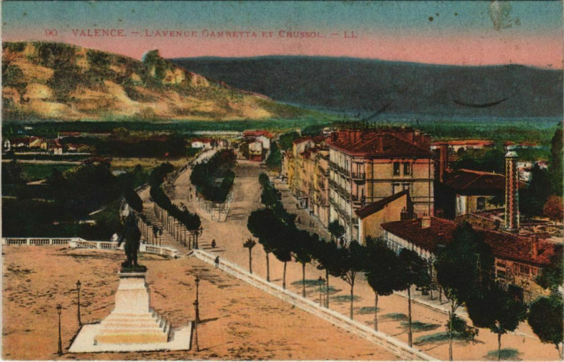 Carte postale ancienne Valence Avenue Gambetta et Crussol France à Valence