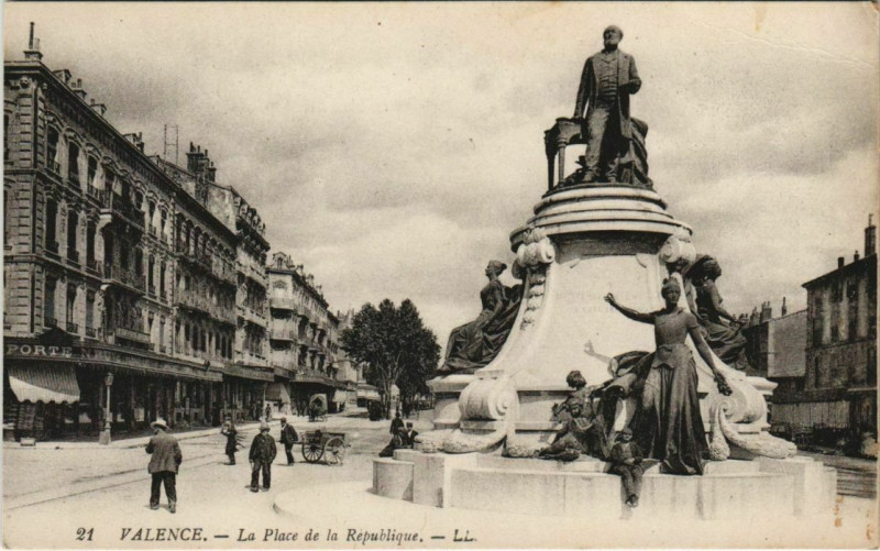 Carte postale ancienne Valence Place de la Republique France à Valence