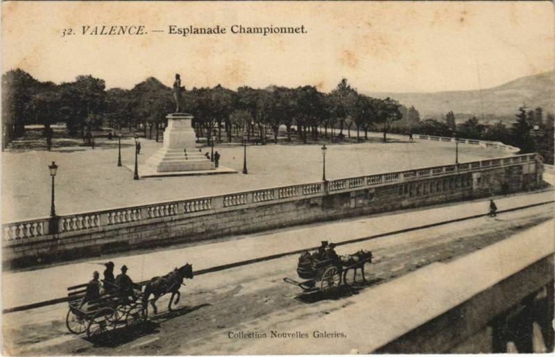 Carte postale ancienne Valence Esplanade Championnet France à Valence