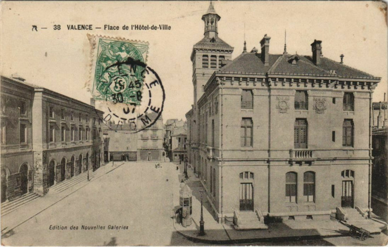 Carte postale ancienne Valence Place de l'Hotel de Ville France à Valence