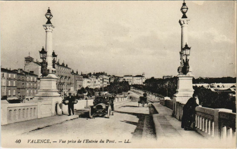 Carte postale ancienne Valence vue prise de l'Entree du Pont France à Valence
