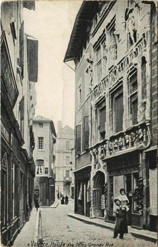 Carte postale ancienne Valence Maison des Tetes ,Grande Rue France à Valence