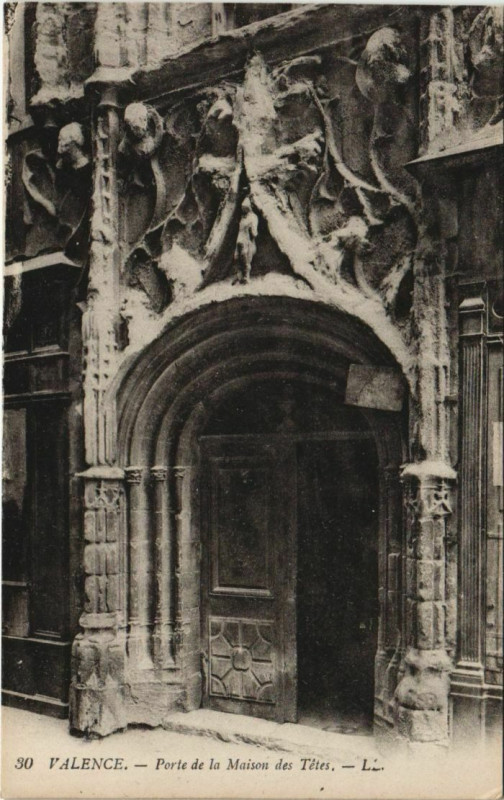 Carte postale ancienne Valence Porte de la Maison des Tetes France à Valence