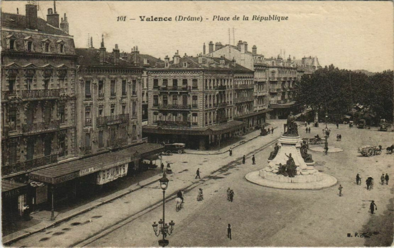 Carte postale ancienne Valence Place de la Republique France à Valence