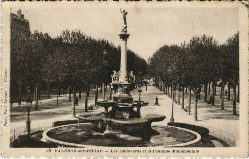 Carte postale ancienne Valence Les Boulevards et la Fontaine Monumentale France à Valence