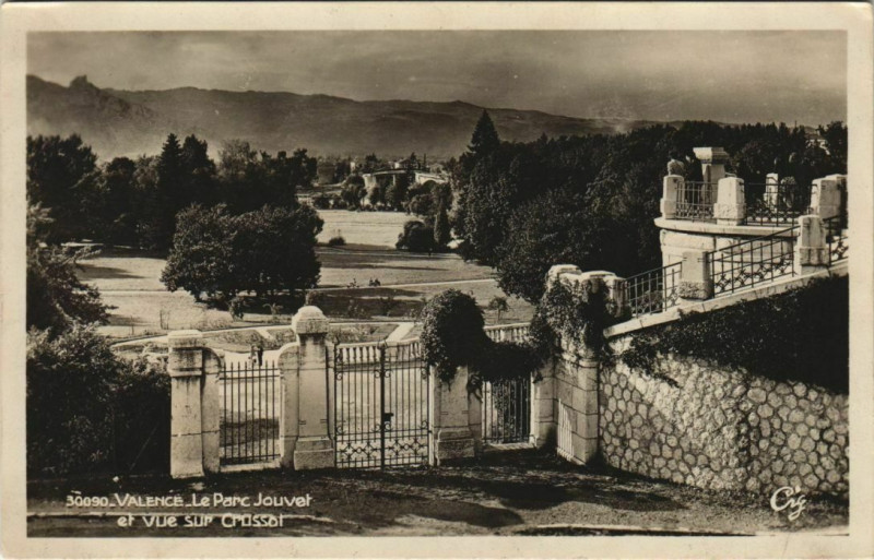 Carte postale ancienne Valence Parc Jouvet et vue sur Crussol France à Valence