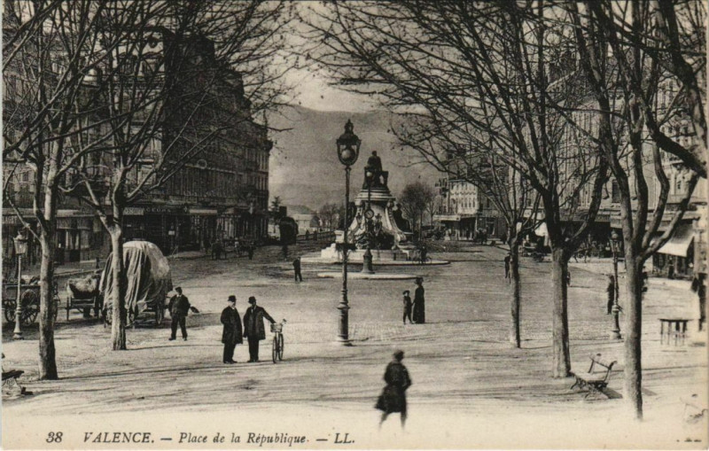 Carte postale ancienne Valence Place de la Republique France à Valence