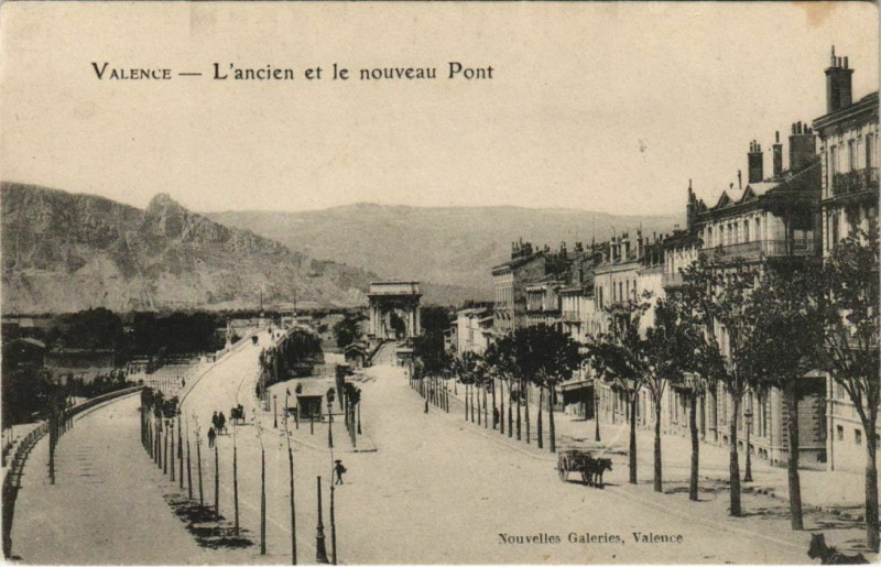Carte postale ancienne Valence Ancien et le nouveau Pont France à Valence
