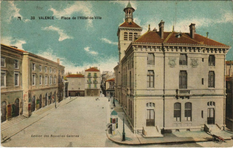 Carte postale ancienne Valence Place de l'Hotel de Ville France à Valence