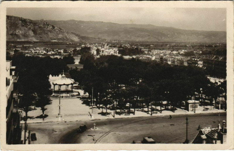 Carte postale ancienne Valence Le Champ de Mars ,vue vers Saint-Peray France à Valence