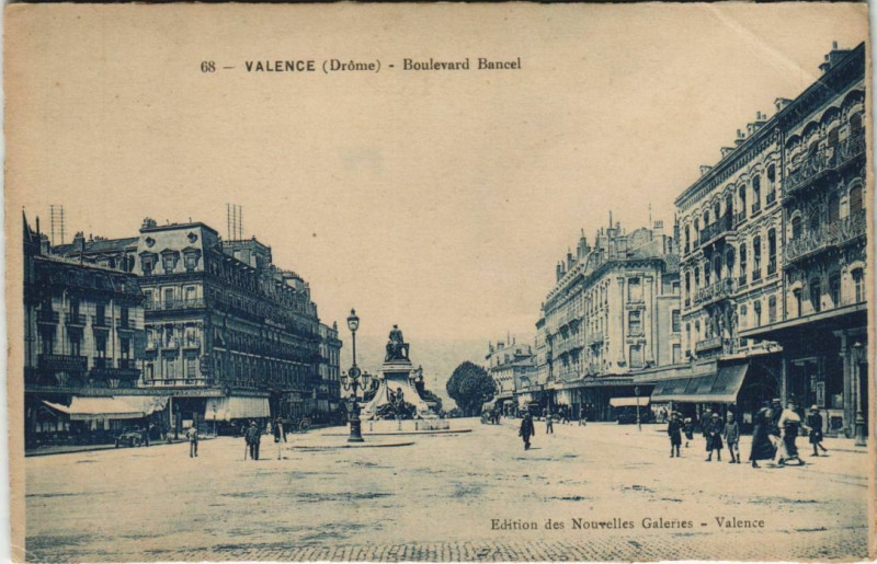 Carte postale ancienne Valence Boulevard Bancel France à Valence