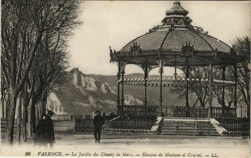 Carte postale ancienne Valence Le Jardin du Champ de Mars ,Kiosque de Musique France à Valence