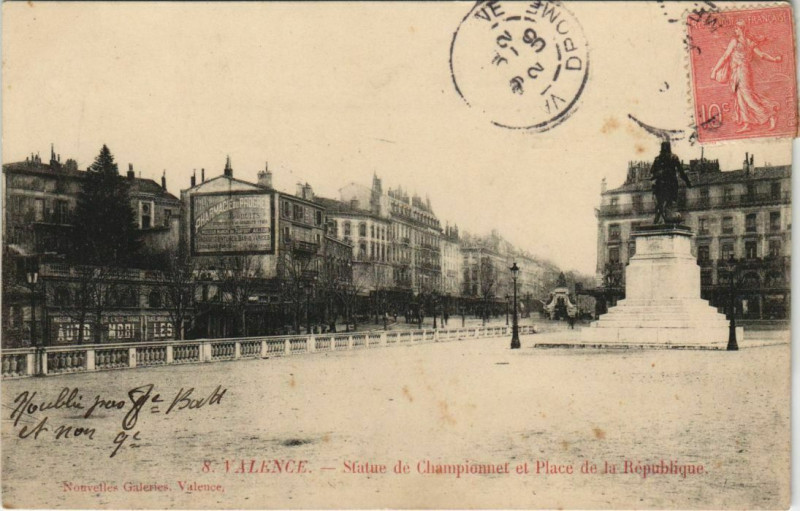 Carte postale ancienne Valence Statue Championnet et Place de la Republique France à Valence
