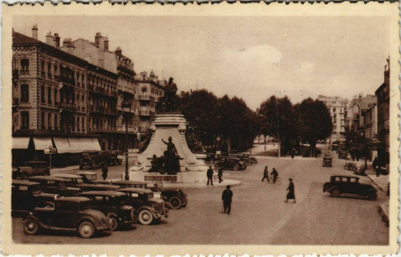 Carte postale ancienne Valence Place de la Republique France à Valence