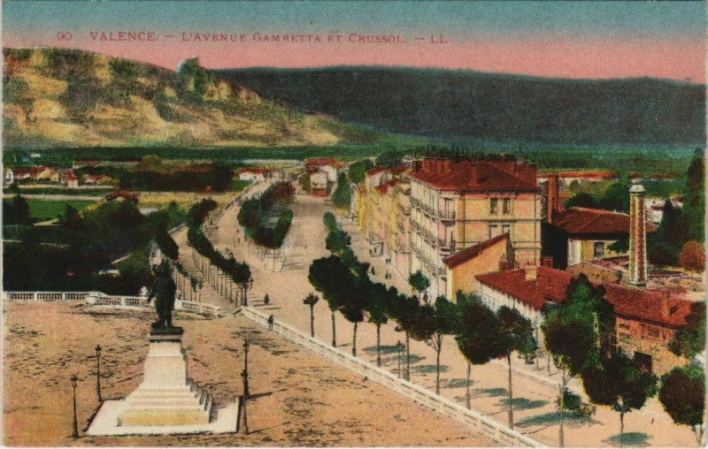 Carte postale ancienne Valence Avenue Gambetta et Crussol France à Valence