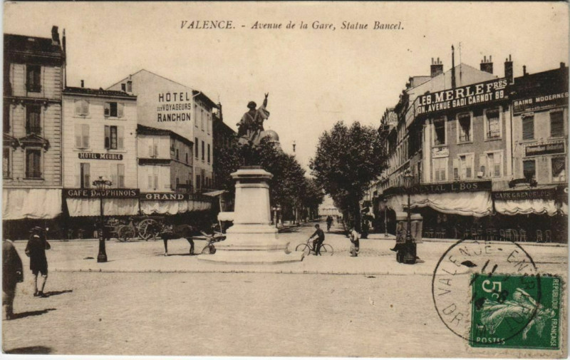 Carte postale ancienne Valence Avenue de la Gare ,Statue Bancel France à Valence